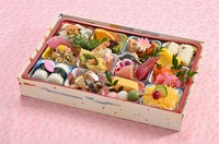 お子様や女性に人気で、会社の会議等でもよく利用されるお弁当です。低価格ながら、八寸、和え物、天麩羅、焚き合せ、御飯、フルーツが入った盛りだくさんの内容。