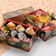 【天むす】ひとくちサイズで食べやすい天むす。付け合わせも旬らしい食材を盛り込みました。