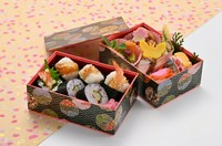 一口サイズの食べやすい天むすのお弁当です。旬の食材を使った焼八寸や煮物も入っておりコンパクトサイズながらボリュームのある一品です。