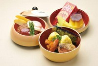 可愛らしく食べやすいサイズでお作りしたおむすびに、ハンバーグやウィンナーなど、お子様の好きなおかずを盛り込みました。