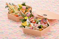 八寸、お造り、天麩羅、焚き合せ、酢の物、御飯、フルーツを彩りよく詰め合わせた会席二段重。蓋を開けた時の華やかさと品数の豊富さでご好評を頂いている逸品です。