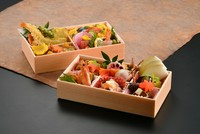 八寸、和え物、お造り、天麩羅、焚き合せ、酢の物、御飯、フルーツを詰め合わせた、少しずつ様々な味わいが楽しめる二段弁当です。