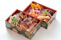 ジューシーなステーキがご飯の上にたっぷり!おかずもぎっしり入った二段のお弁当。ボリュームも大満足。