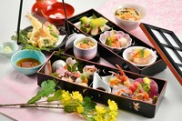 季節の焼八寸、汁物、お造り盛り合わせ、焚き合わせ、天麩羅盛り合わせ、茶碗蒸、酢の物、季節の御飯が付く満足感も高く、慶弔問わず人気の一品です。