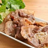 牛テール肉を薄切りスライスしました。
骨付きカルビ感覚のおつまみでネギと一緒に食べてください