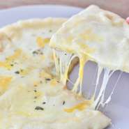 種のチーズをバランス良くトッピングしたナポリ風ピッツアです。