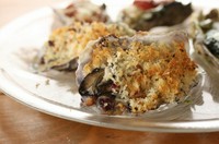 Baked oyster with herb mixed bread crumbs on top
牡蠣の香草パン粉焼き
ドライフルーツや香草、松の実を混ぜ込んで香ばしく焼き上げた人気の香草パン粉焼き