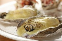 Raclette baked oyster
とろけたラクレットチーズを乗せた濃厚な焼き牡蠣