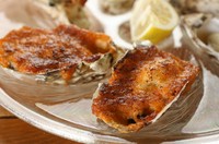 Baked oyster in creamy sea urchin butter
雲丹クリーム焼き牡蠣
雲丹をたっぷりねり込んだバターを乗せたリッチな仕上がりの人気の焼き牡蠣