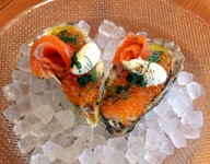 Chilled fresh oyster served with tasmanian smoked trout and Trout roe
たっぷりのマスの卵とスモークトラウトを乗せた牡蠣の冷製(2P)
オーストラリアの定番、牡蠣の新しい楽しみ方を見つけてみませんか?