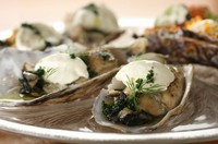 Our special smoked oyster on half shell
旨味を濃縮させた牡蠣の燻製(1p)
他では味わえない大粒の牡蠣の燻製をサワークリームと一緒にどうぞ