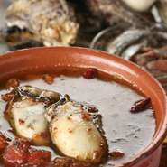 "Oyster Ajillo"
Oyster cooked in a garlic oil served with homemade focaccia
牡蠣のガーリックオイル煮 自家製フォカッチャと一緒に