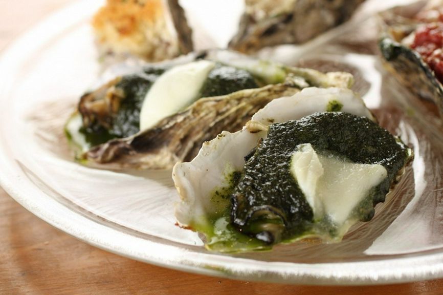 8月おすすめ,バジルソースとモッツァレラチーズを乗せた焼き牡蠣