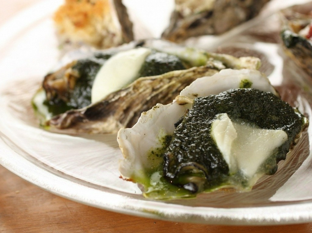 8月おすすめ,バジルソースとモッツァレラチーズを乗せた焼き牡蠣