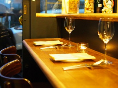 カウンター席はお1人様や、デートにも