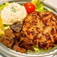 おすすめの京都ぽーくハンバーグと黒毛和牛のサイコロステーキを一緒にお楽しみいただけるお得なセットです 。
＊１段目はライスになっております
