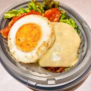 ハワイのソウルフードをHAMBURG LABOのハンバーグで。あっさりとした京都ぽーくハンバーグに特製ソースがよく合います 。
＊１段目はライスになっております