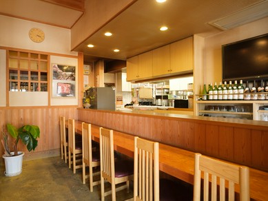 フラリと来店し、食事とお酒をひとり嗜む