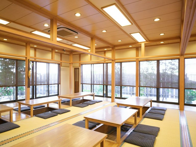ふすまを閉め個室のように使える座敷。法事など貸切利用に最適