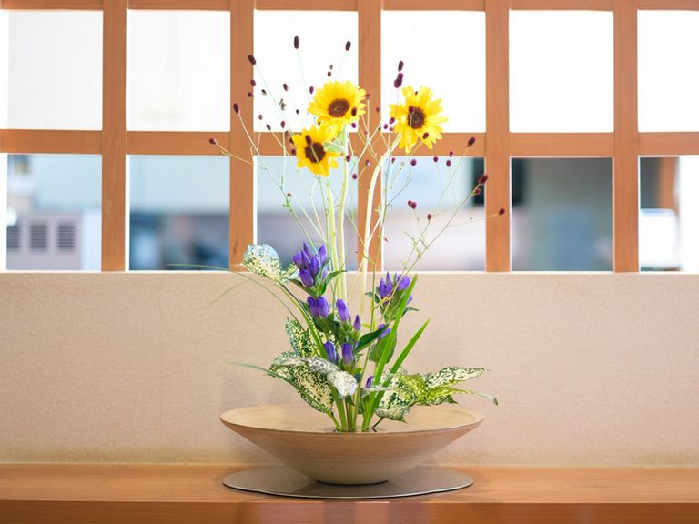 心が和むスペース、週ごとに新しい花へと変わる四季折々の生け花