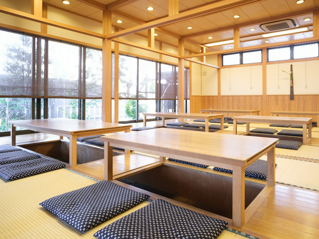 乳幼児用に布団を準備、女性用トイレにはおむつ替えスペースも