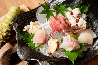 水産会社直営店ならではの魚を堪能『天然魚のお造り盛合わせ』