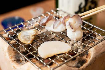 抜群の鮮度を誇る海の幸をさっと炙りいただく『炭焼き』