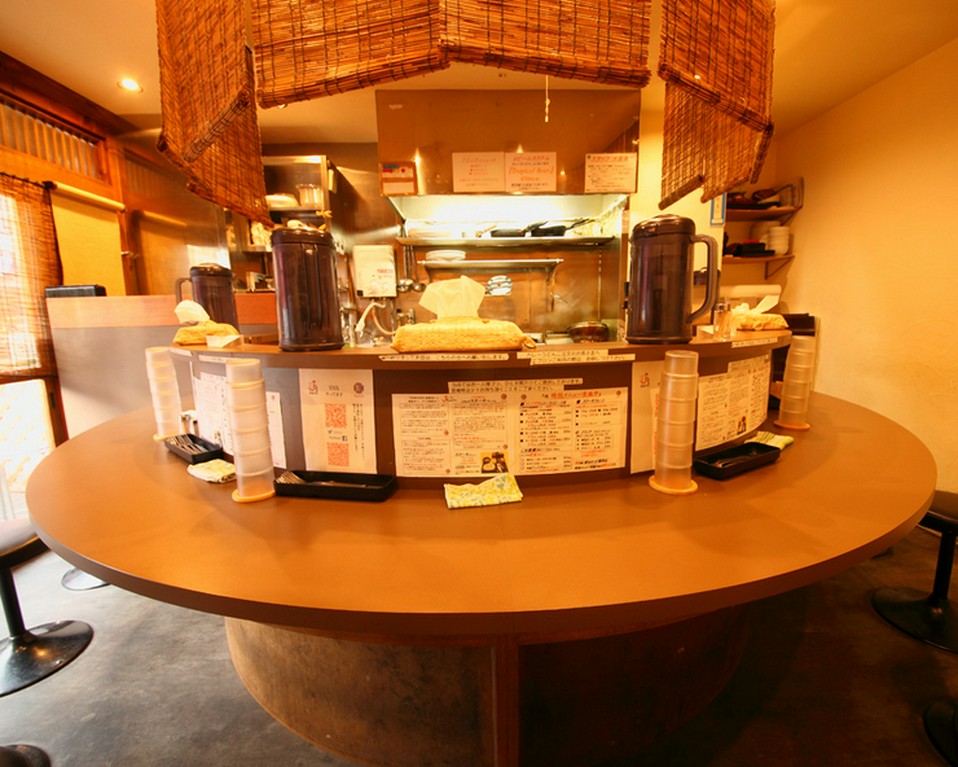 気軽に入れる円形カウンター