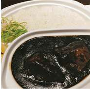 牛バラカレー　とろとろにやわらかい牛かたまり肉の乗ったスパイシーカレー