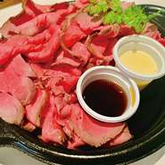 名物ローストビーフ盛り　絶品のやわらかさ！　ジェイズの看板メニュー、特製ソース付