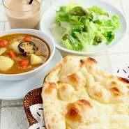 カレー(2種類から選択）、ナン、サラダ、ドリンク