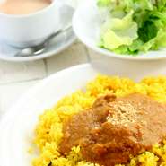 インドのチャーハン「プラウライス」とサラダ、ドリンク