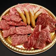 お子様大好きウインナー付き
ご家族で楽しいおうち焼肉を！
550ｇ（ロース／バラ／ハラミ／ウインナー）
つけダレ ・ もみダレ付き