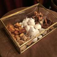 ある日のドルチェ

サヴォイア王朝時代から続く伝統菓子
ザバイオーネコンパンナ
ちょっとお酒がきいた大人な味わい

他、フルコースの最後には小さなお菓子たちが宝箱より登場いたします

もちろんアラカルトも可