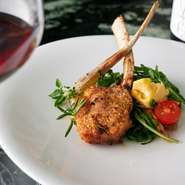 イタリア産のキャビアやトリュフ、フィアグラを使った一年に一度の特別ディナー全10皿

魔法のような美しい一皿一皿をご堪能ください

11000-



