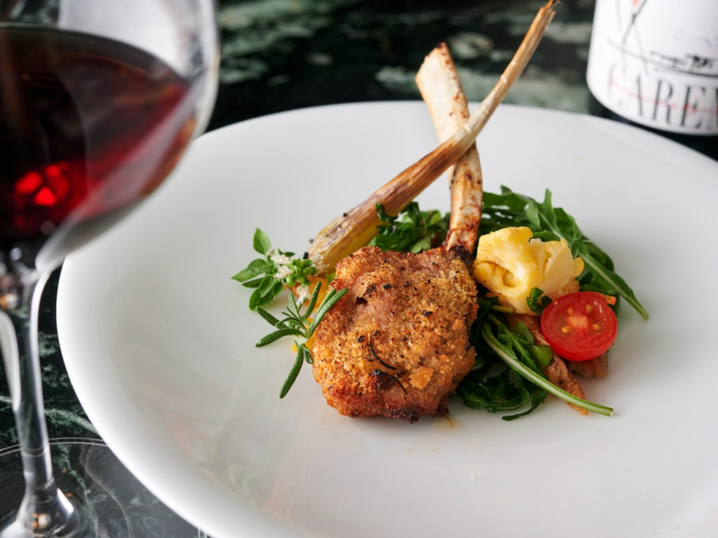 ハーブの香りがお肉のおいしさを引き立ててくれる『グラスフェッド 小羊肉のコストレッタ 季節の野菜添え』