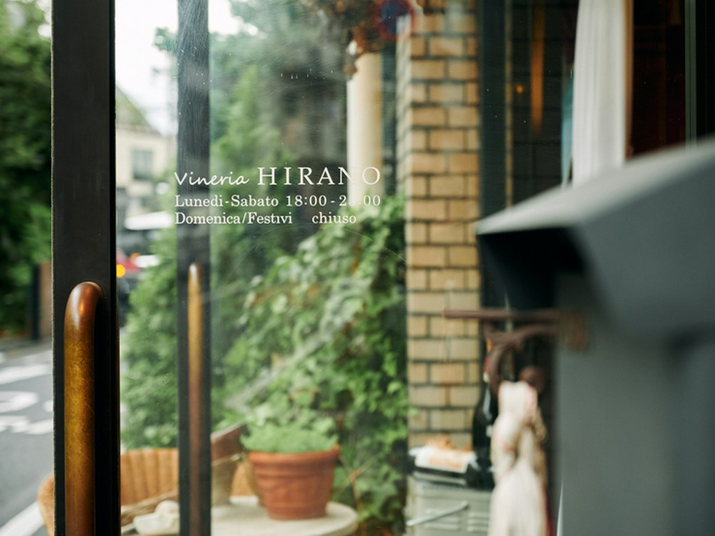 扉の向こうに広がる、重厚ながら温もりを感じさせてくれる空間