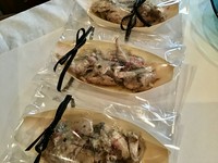 パルミジャーノレッジャーノの搾りかすを食べて育つ健康豚、ローズペッパーやさまざまなスパイスをきかせております。発泡性の辛口赤ワイン、ランブルスコと合わせてお召し上がりください。