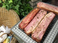 ブラックラムや様々なスパイスを閉じ込めた秘伝のマリネ液につけこんだ三枚背肉を竹炭で炙ってみました手づくりパンチェッタアッフミカータです