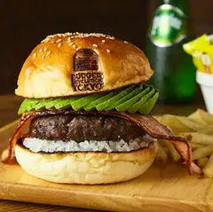 ステイホームにはデリバリーでグルメバーガーでいかがですか？