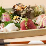 店主である山本氏の故郷である新潟・佐渡島の旬な鮮魚。独自のルートで仕入れるので、新鮮そのもの。季節を五感で楽しめる盛り合わせは、三点と五点が用意されています。