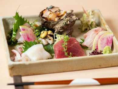 独自のルートで仕入れる旬な鮮魚。季節を五感で楽しめる『刺身盛り合わせ五点』