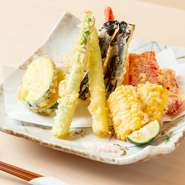 季節のおすすめ新鮮野菜を中心に、海の幸も楽しめるのが『天ぷら盛り合わせ』。サクッと軽やかな歯ざわりで、旬の食材をアツアツで味わうことができる一皿です。