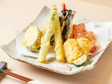 サクッと軽やかな歯ざわり。旬の食材をアツアツで味わう『天ぷら盛り合わせ』