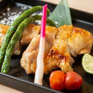 「越の鶏」は、新潟の豊かな自然が生んだ県を代表する銘柄鶏。臭みや脂肪分が少なく、ヘルシーな鶏肉です。その「越の鶏」を塩焼きであっさりと味わえる逸品です。