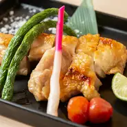 「越の鶏」は、新潟の豊かな自然が生んだ県を代表する銘柄鶏。臭みや脂肪分が少なく、ヘルシーな鶏肉です。その「越の鶏」を塩焼きであっさりと味わえる逸品です。