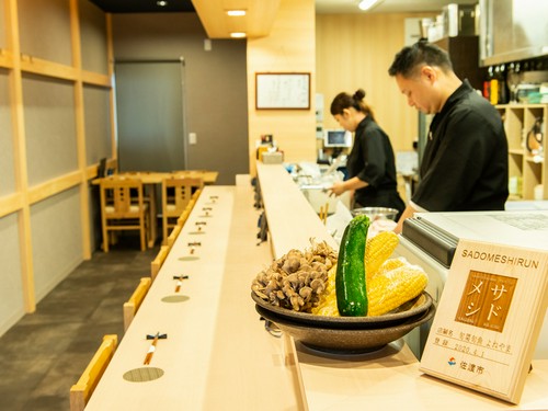 店内は木の香りが漂う落ち着いた空間