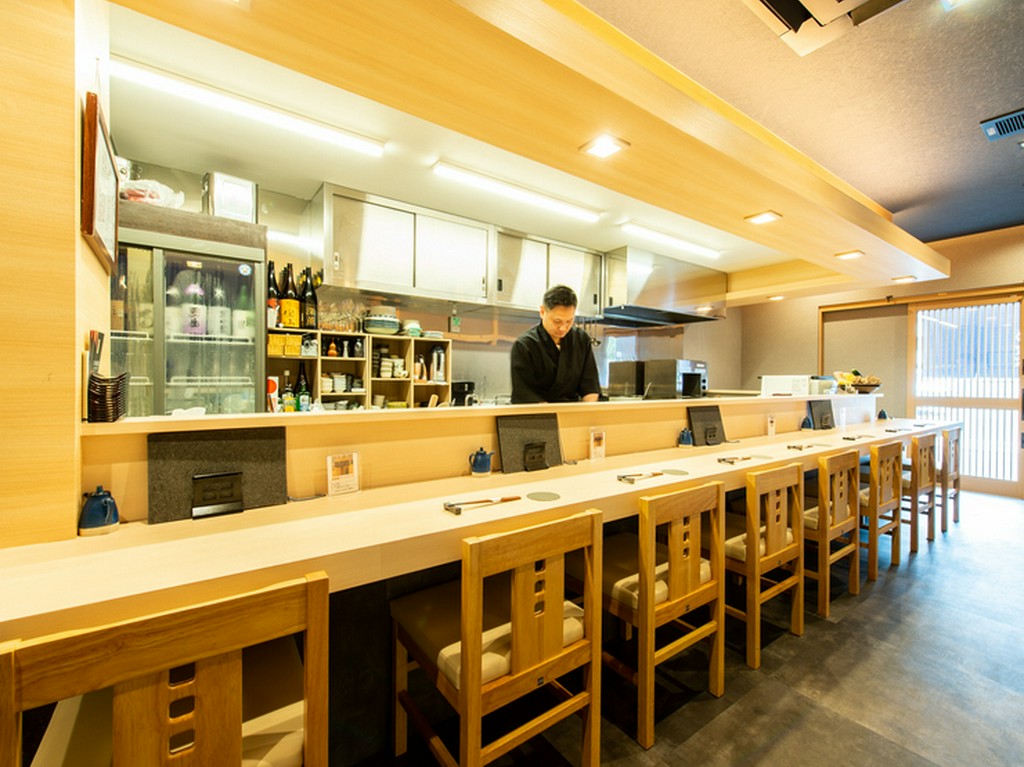 カウンター席は全10席