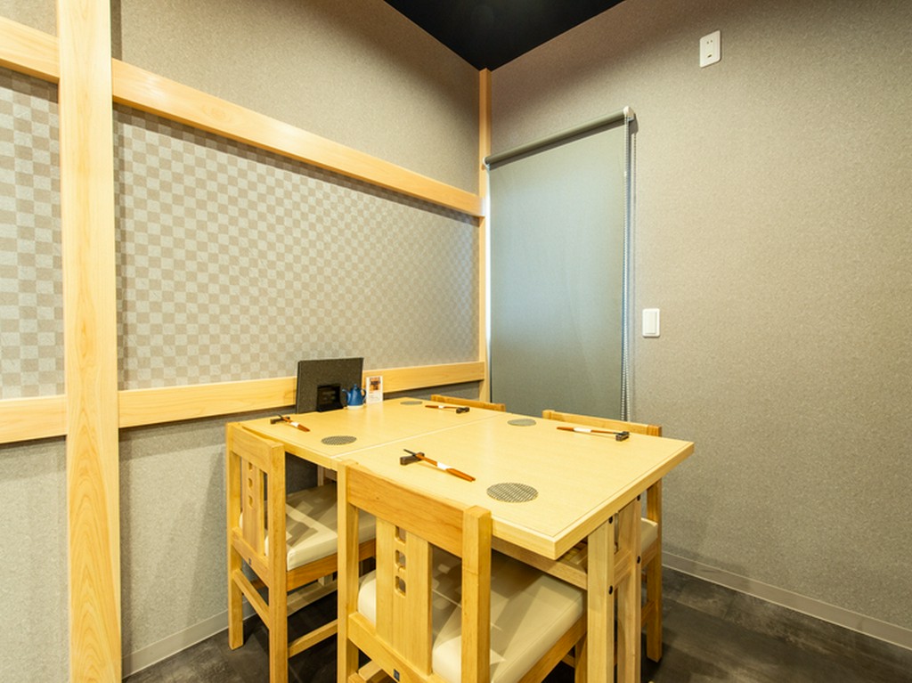 2人用のテーブル席は2席あり、4人用として利用可能