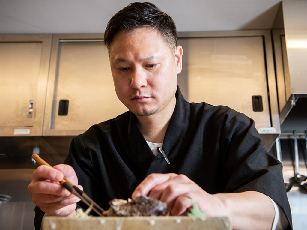 「ゆっくりと落ち着いて料理を召し上がってほしい」と語る